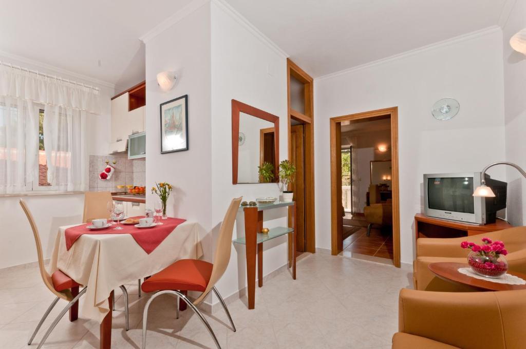 Apartments Barba Petra Dvori Sumartin Cameră foto