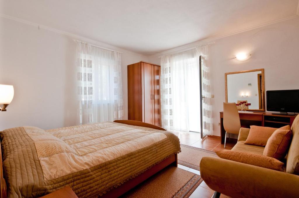 Apartments Barba Petra Dvori Sumartin Cameră foto